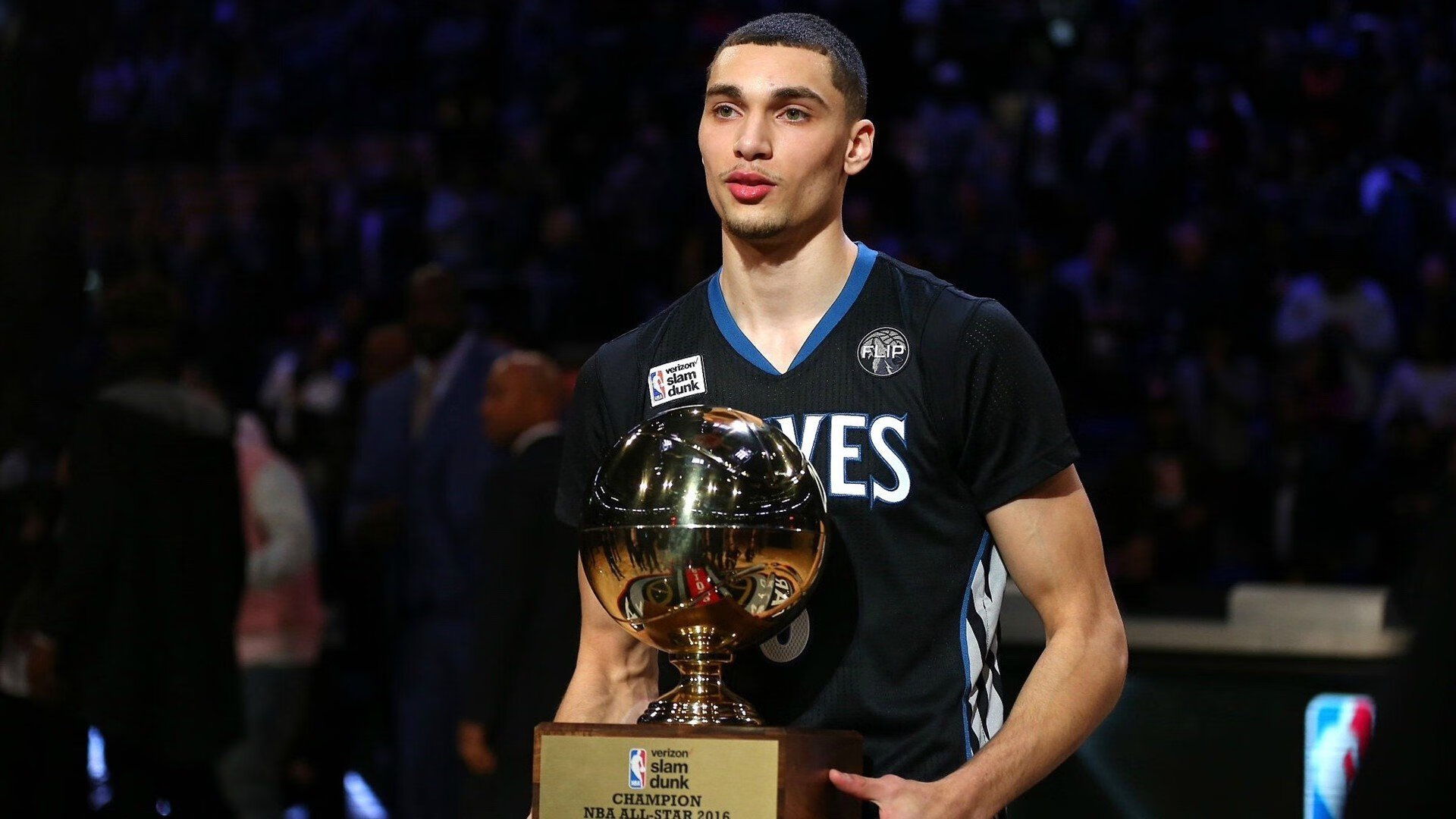 欧冠淘汰赛焦点战，雄鹿决胜局带走魔术，双线战场上的意志较量